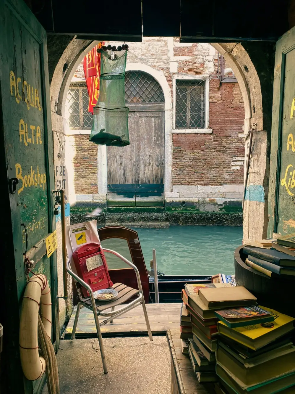 view of canal from Librairie Acqua Alta