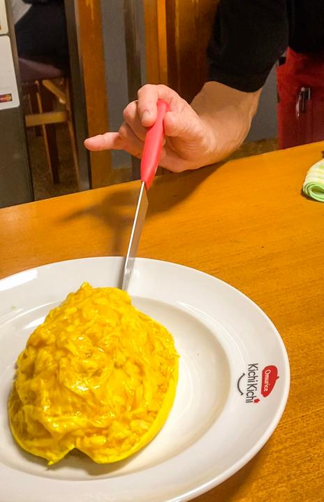 kichi kichi omurice photos - omurice after being cut