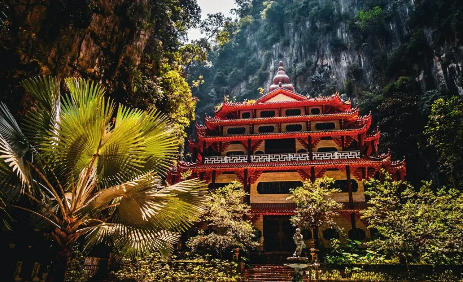 Sam Poh Tong Temple one day in  ipoh 