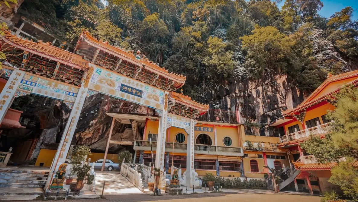 ipoh day trip Sam Poh Tong Temple