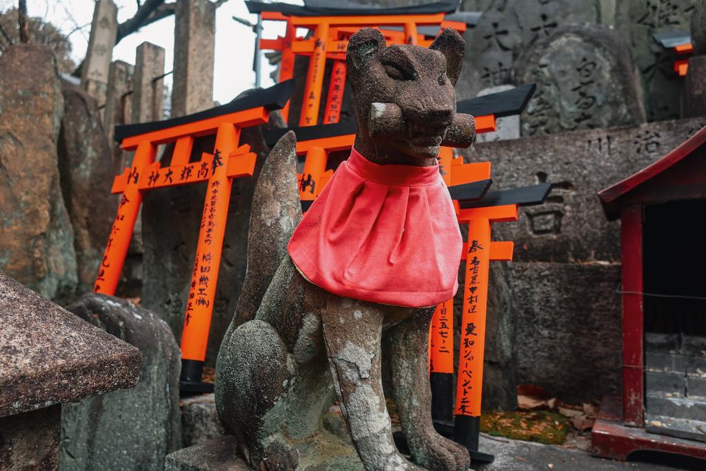 Fox statues of Fushimi Inari | Guide