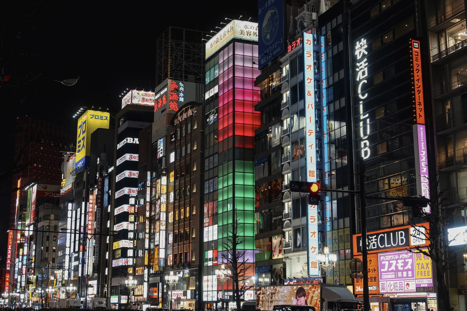 Shinjuku at night, the best neighbourhood in Tokyo for going out