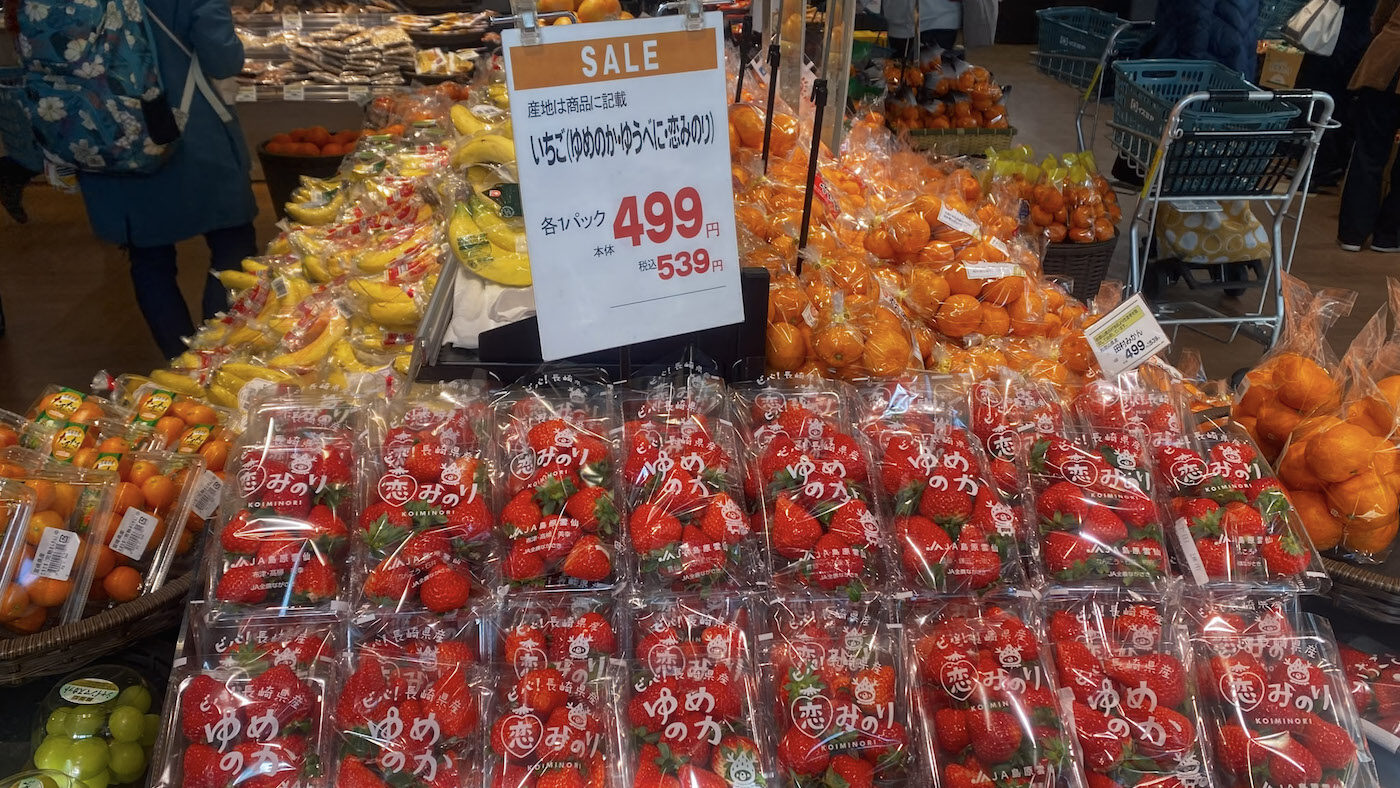 strawberries in the grocery stores of Japan - money saving tips jAPAN ON  A BUDGET