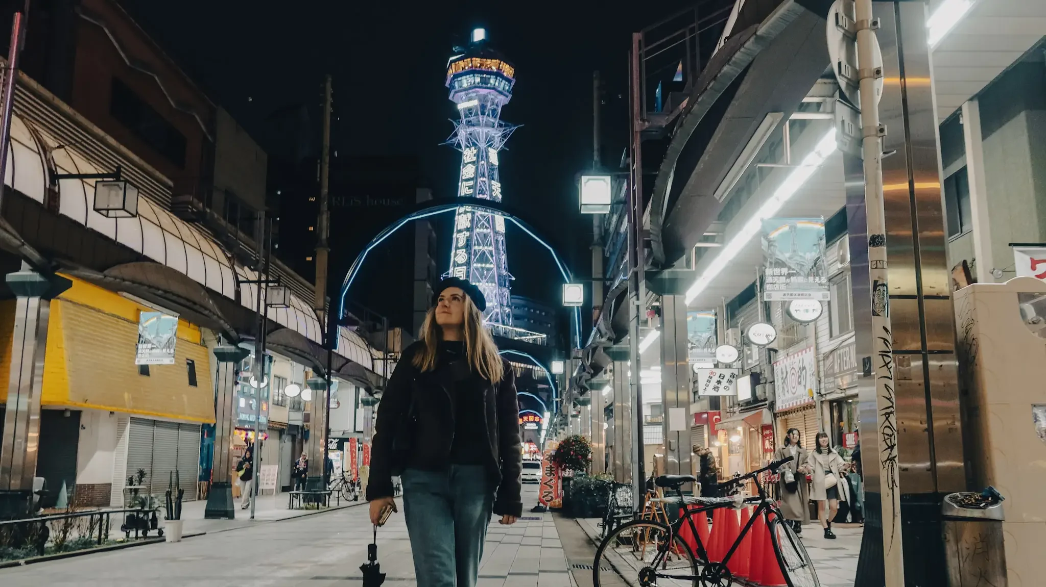 irish travel blogger Tara O'Reilly in Osaka at night