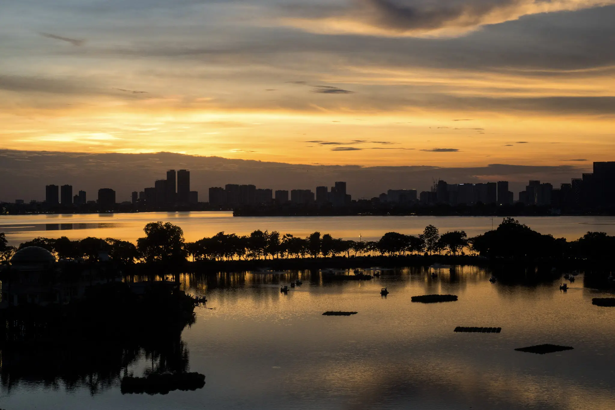 truc bach lake sunset photo