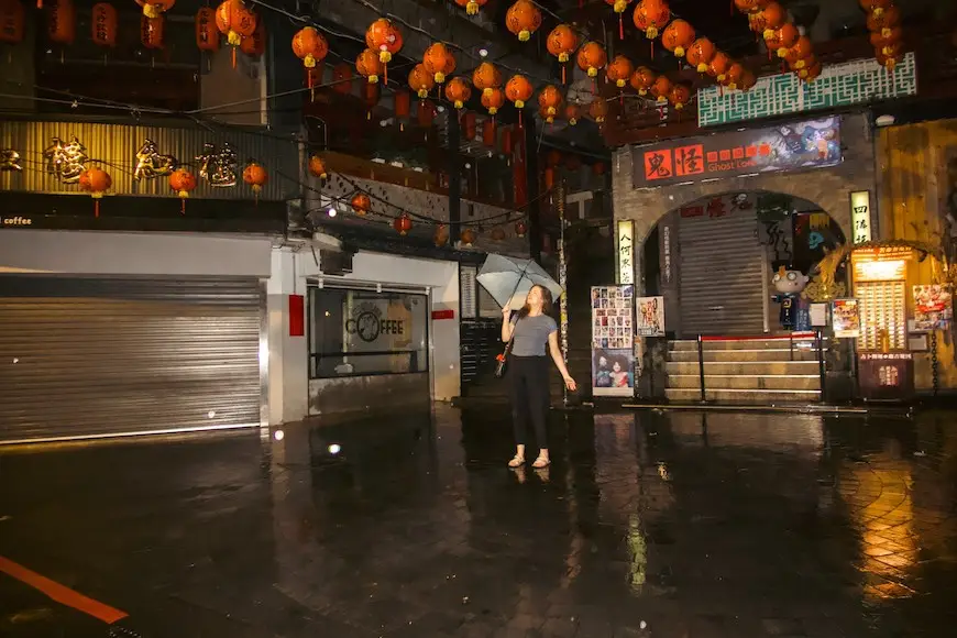 Jiufen Old Street Guide – Dark Crimson Alleys, Teahouses And Mountains