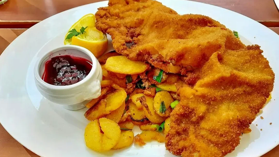 weiner schnitzel cool things to do in vienna