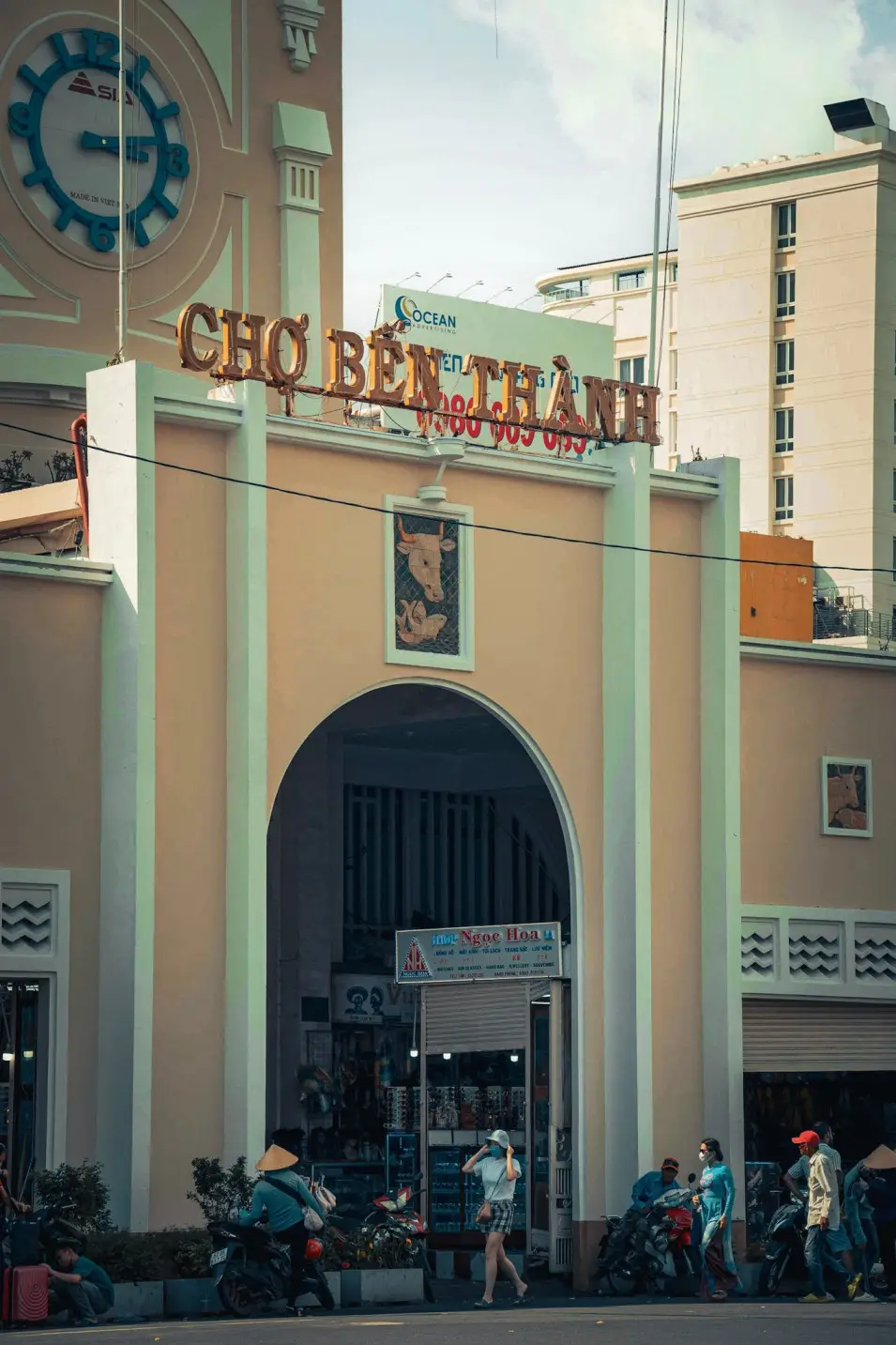 exterior of Ben Thanh Market