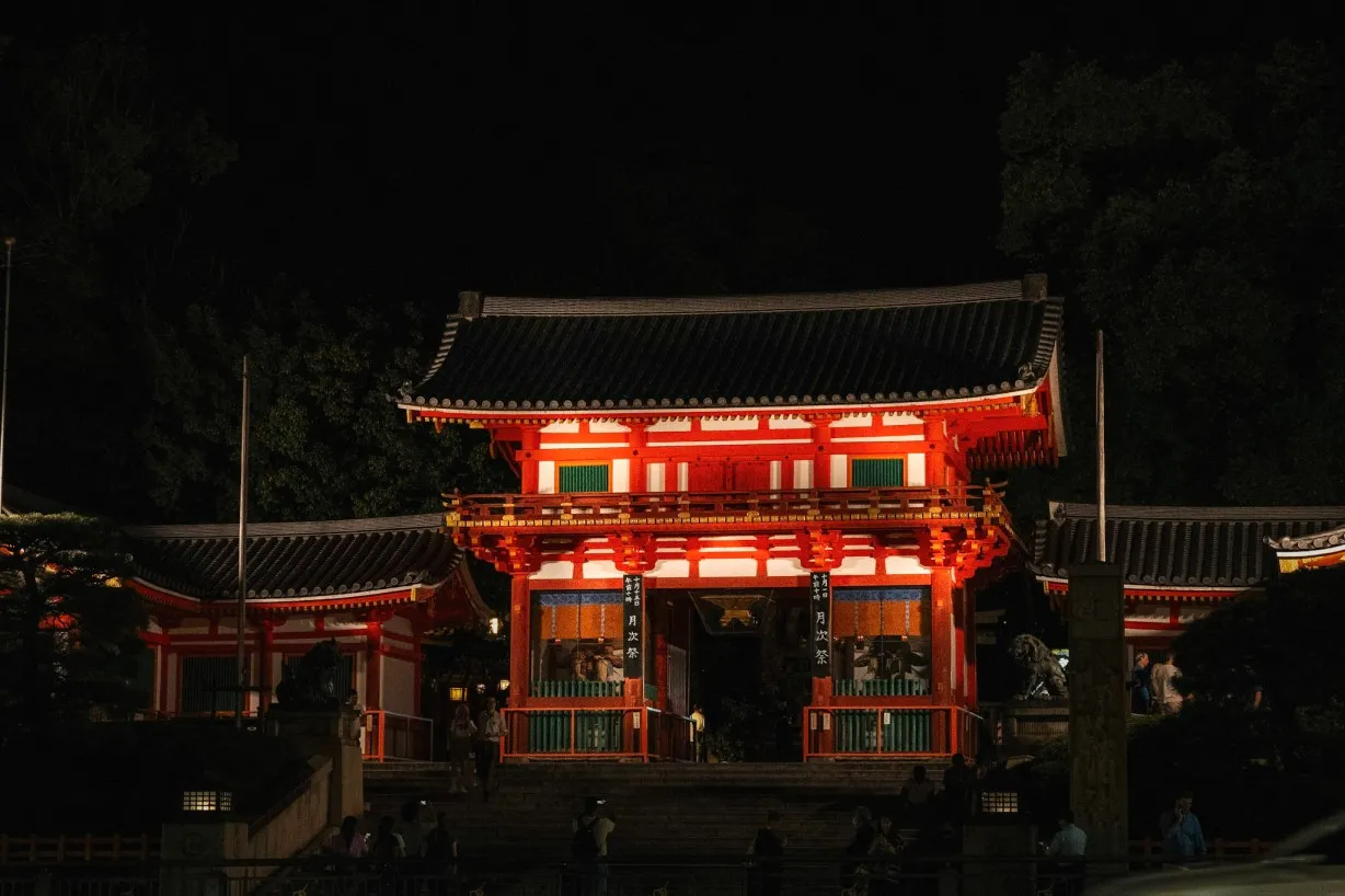 yasaka shrine at night - things to do 1 day in kyoto