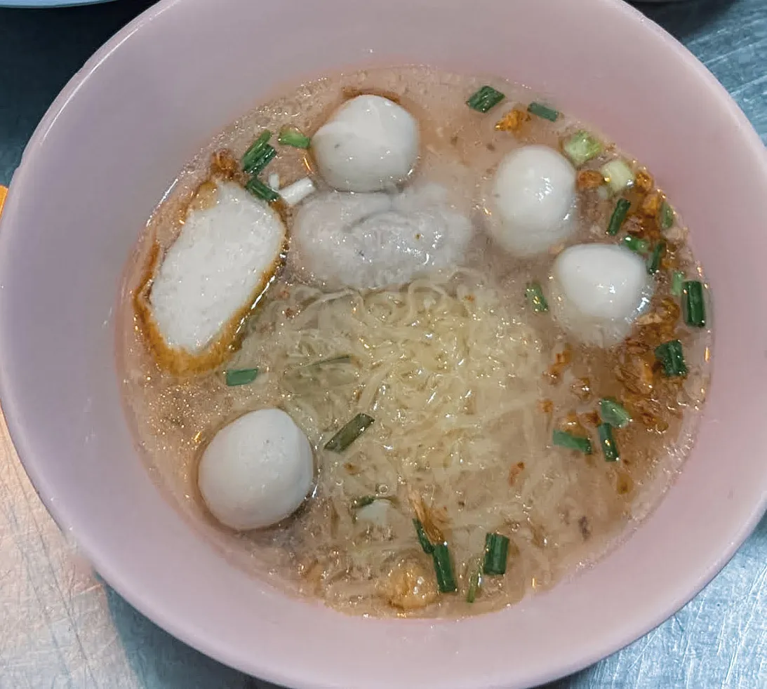 where to eat chinatown bangkok Lim Lao Ngow Fishball Noodle
