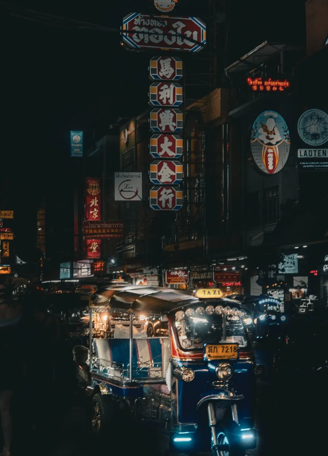 how to get around bangkok tuktuk