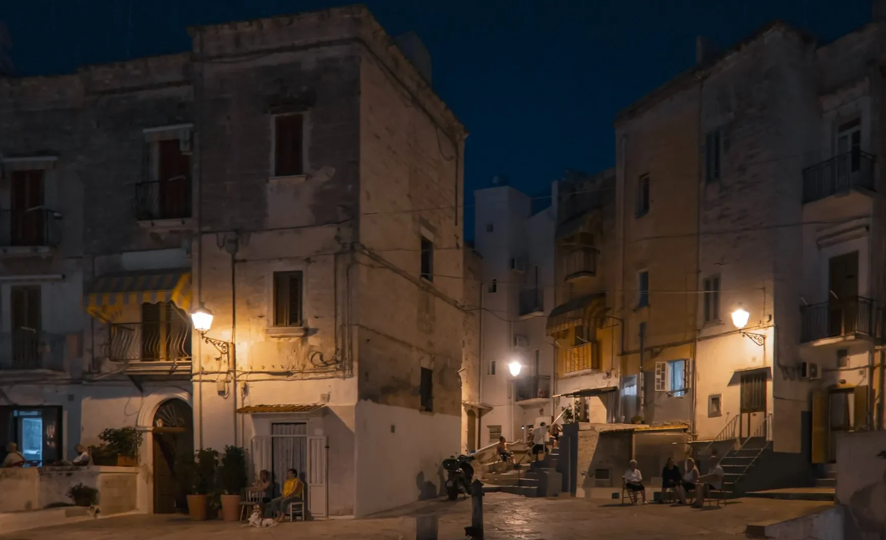bari at night