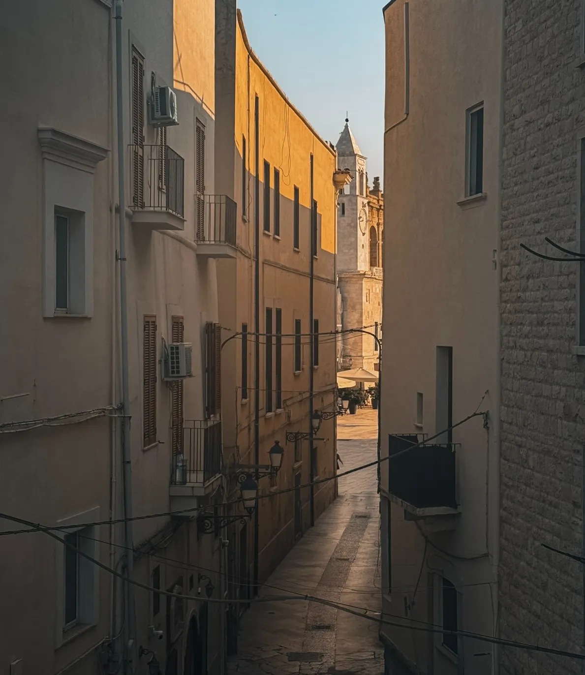 narrow alley bari old town