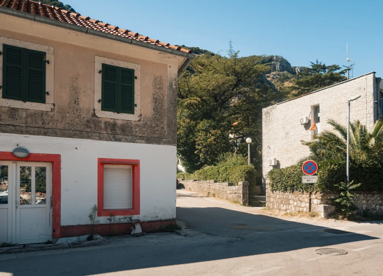 where does the fort vrmac trail start