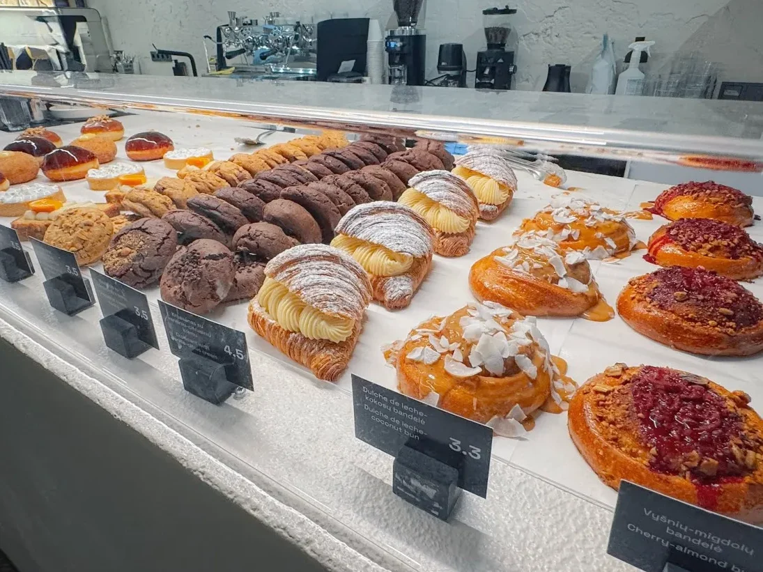 coffee shop vilnius pastry display