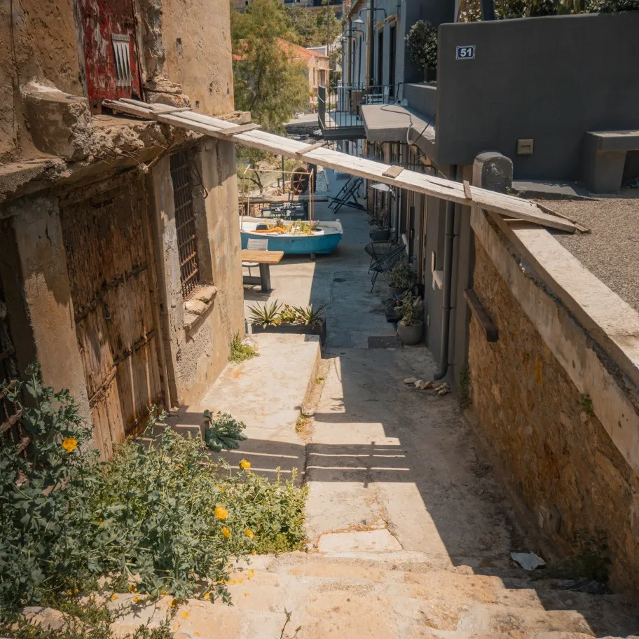 narrow alley in Tabakaria