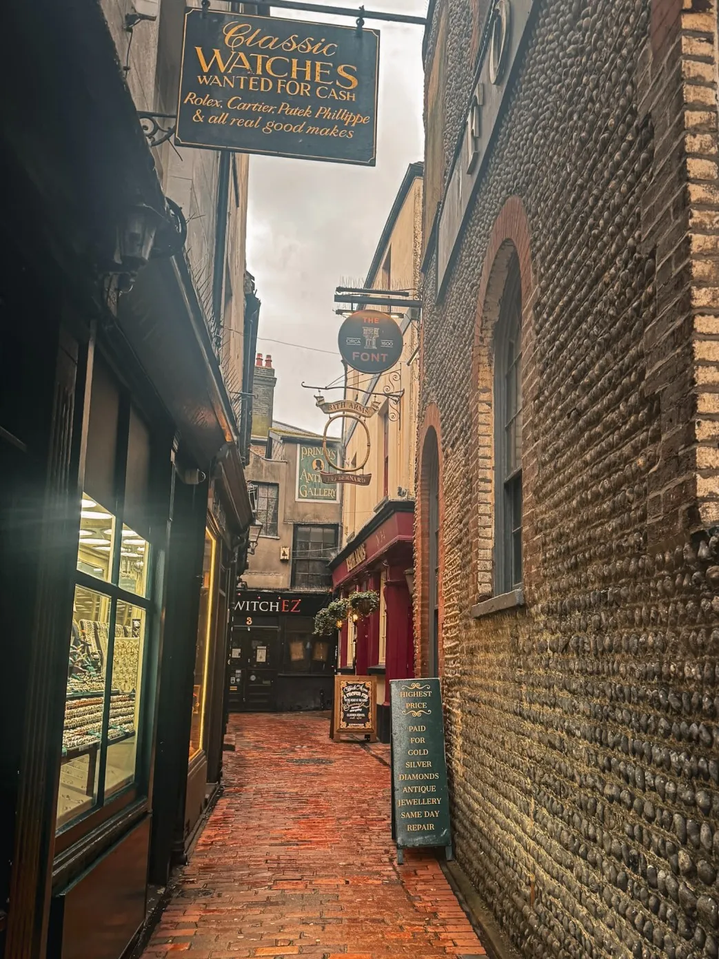 narrow alley in the lanes brighton