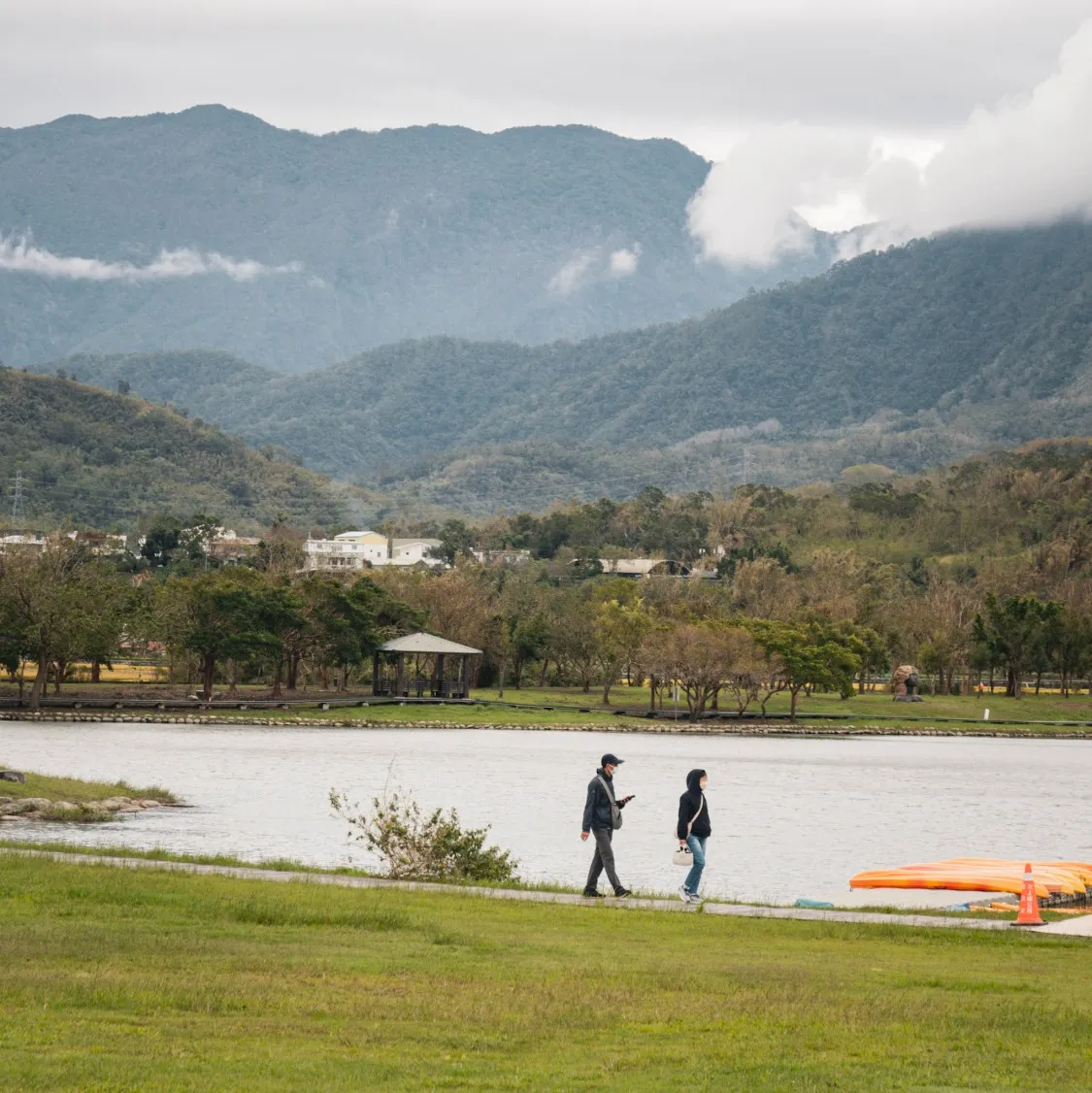 couple walking around dapo pond