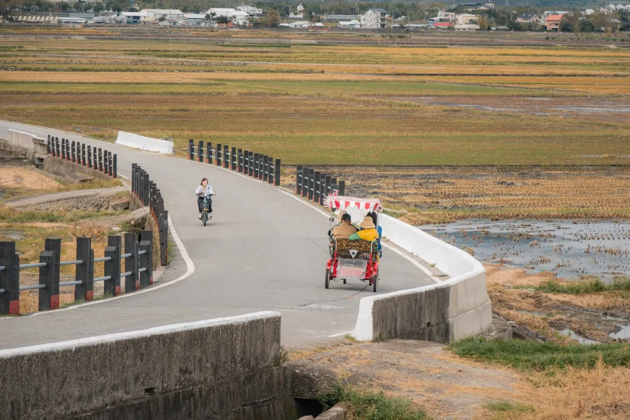2 groups of tourists cycling on paradise road chishang taiwan