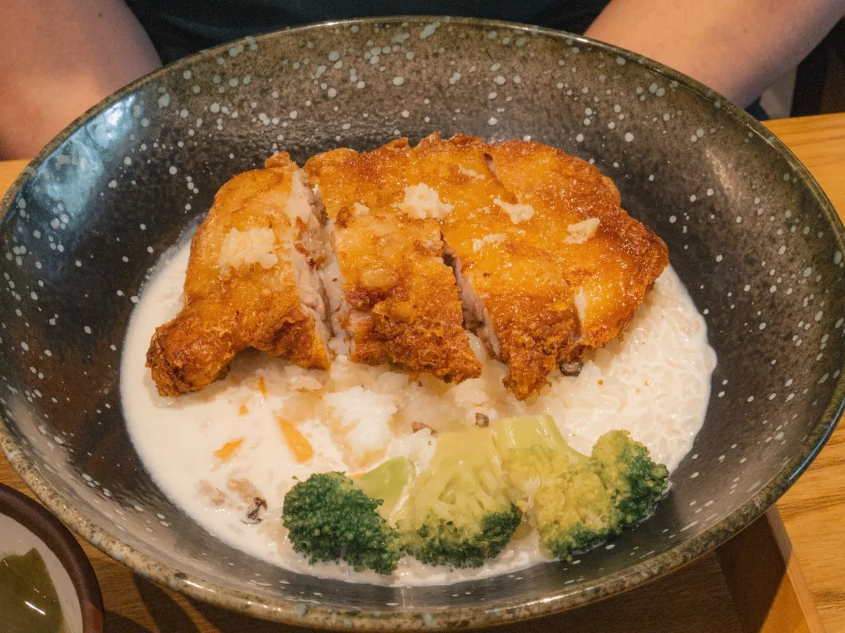 chicken cutlet in garlic sauce from soher restaurant chishang